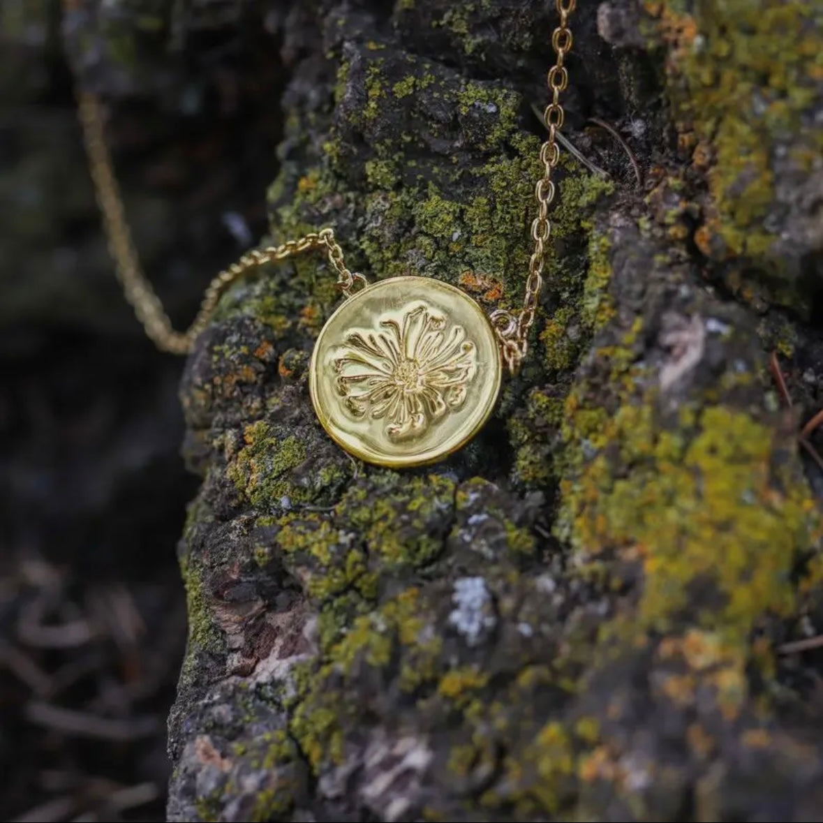 Flower Stamped Necklace - Gold